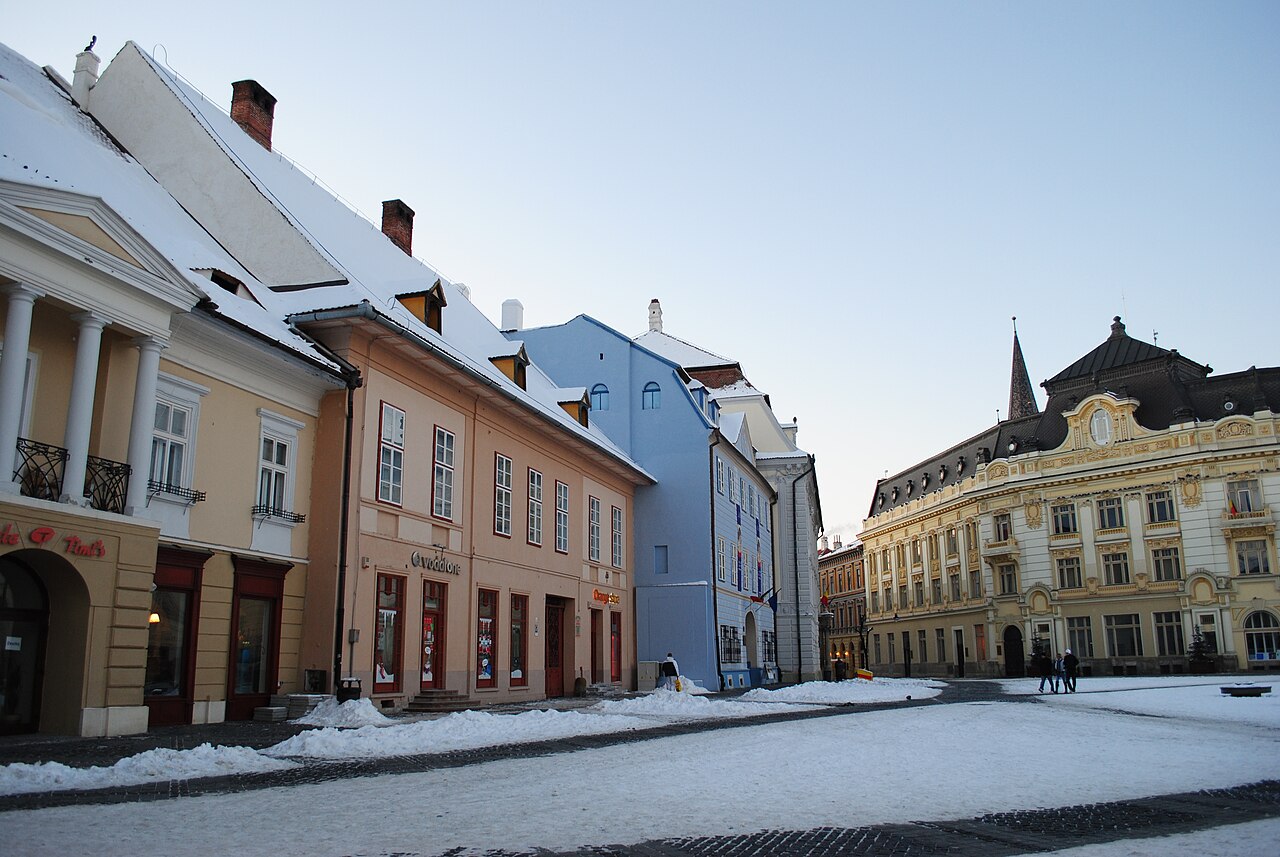 Piața Mare din Sibiu, iarna, înainte să se umple.