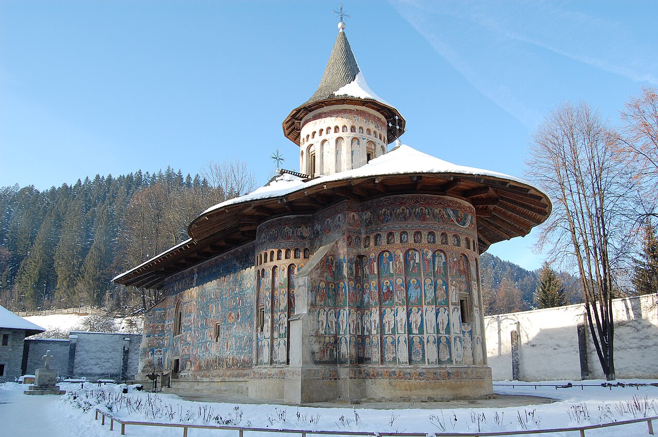 Mănăstirea Voroneț, cu fresca de pe absidă la vedere.
